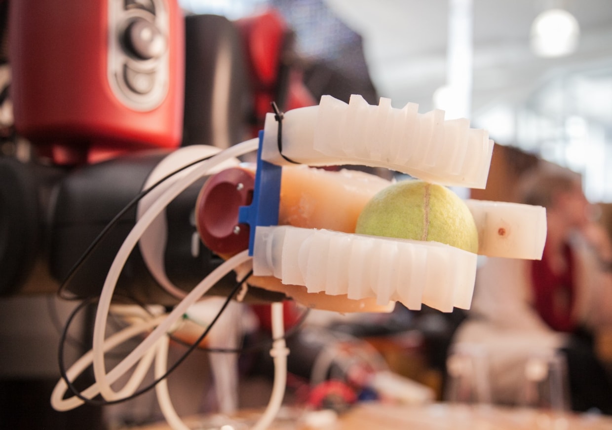 Speedy robo-gripper reflexively organizes cluttered spaces, MIT News