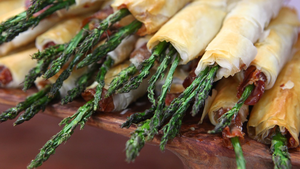 prosciutto-phyllo-wrapped-asparagus-cigars-today-151207-tease-02.jpg