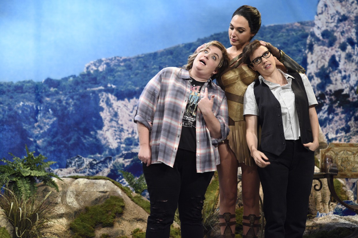 Memorable Makeout: Kate McKinnon and Gal Gadot Lock Lips on 'SNL'