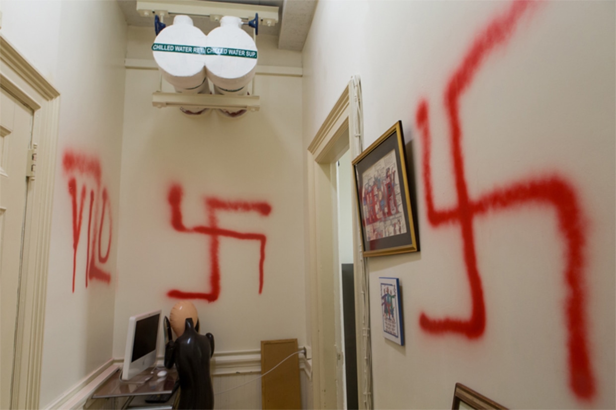 トップス undercover transforming anarchy swastika Swastikas spray-painted at Columbia University professor's office