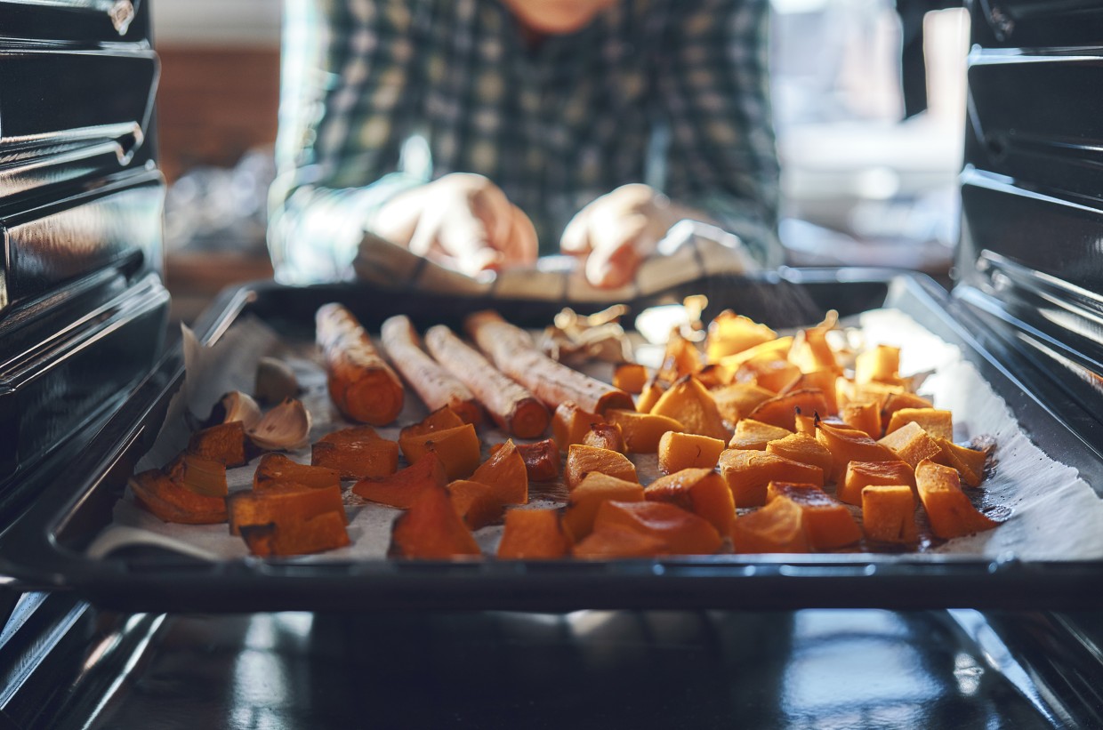 https://media-cldnry.s-nbcnews.com/image/upload/t_fit-1240w,f_auto,q_auto:best/newscms/2019_32/2966706/190809-roasting-pumpkins-oven-ac-742p.jpg