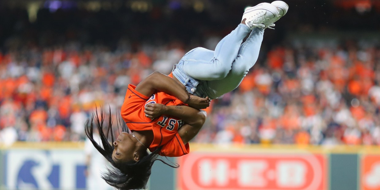 Jeremy Peña makes a diving grab to kickstart the Astros' double play  against the Twins