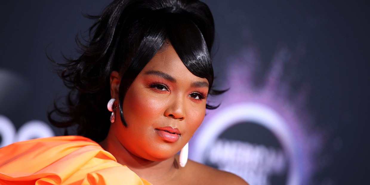 Lizzo's Tiny Purse On The AMAs Red Carpet Sparked All Kinds Of Memes