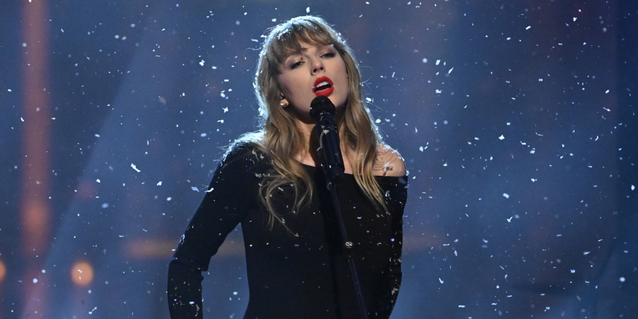 Taylor Swift Performs on 'SNL': See the Best Fan Reactions