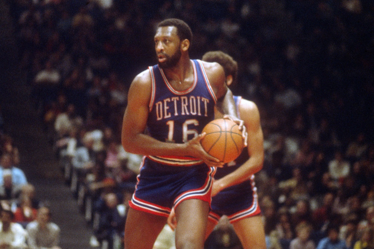 On this date in 1993, the #Pistons retired Bob Lanier's jersey. ⭐️ Show  love to the eight time NBA All-Star in the comments below!! ⭐️