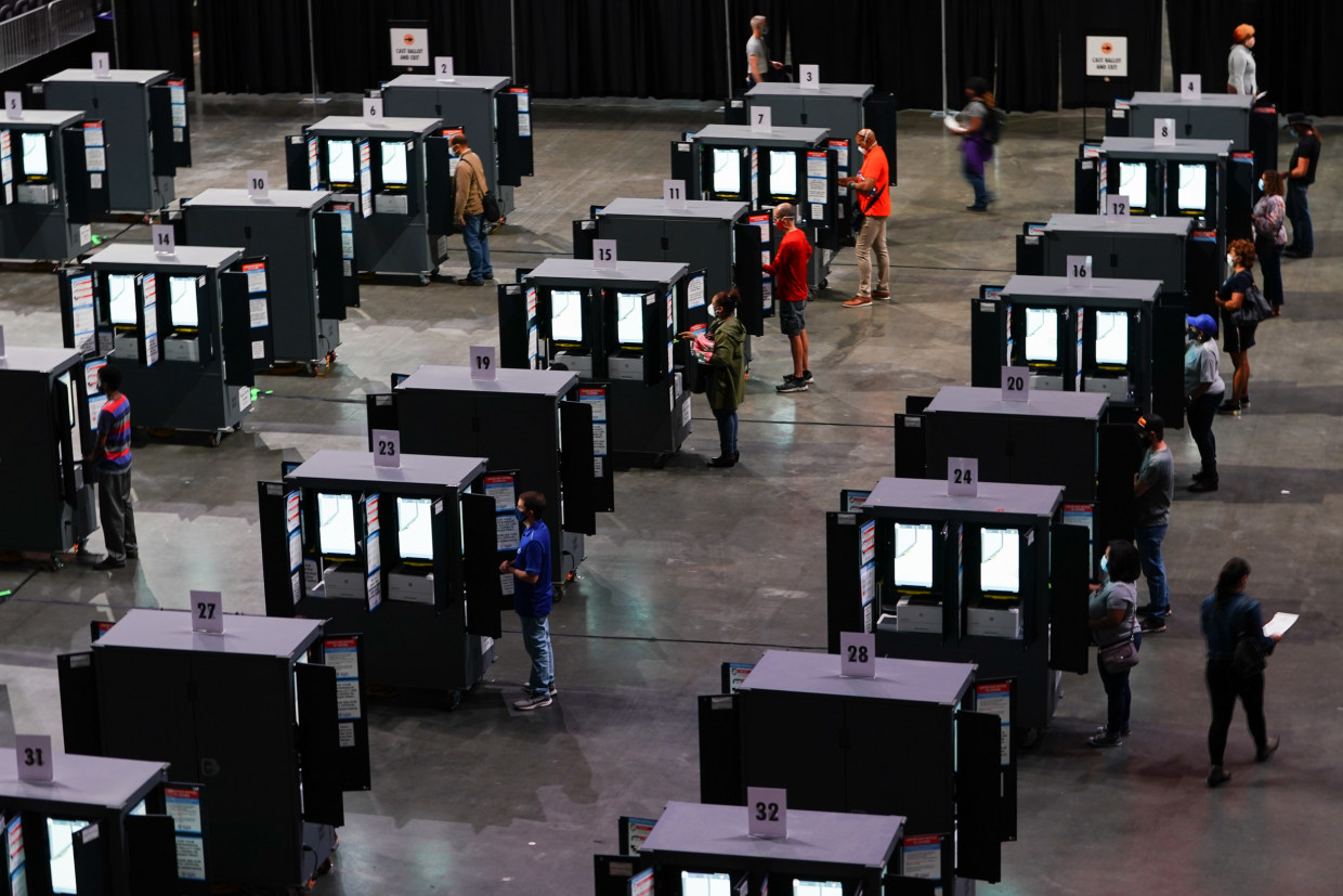 Image: Georgia Residents Cast Ballots As Early Voting For U.S. Presidential Election Begins