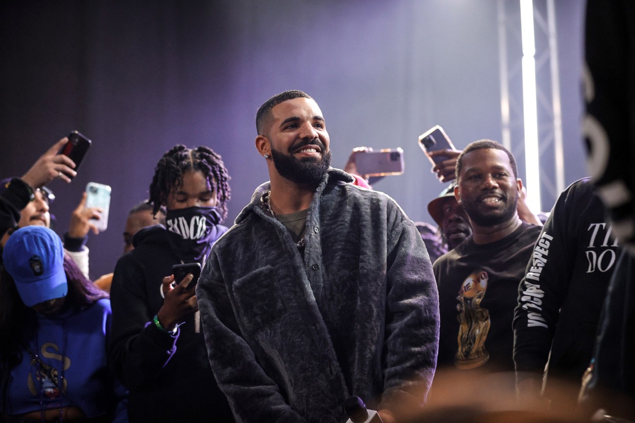 Drake Re-Creates Apollo Theater Performance at Super Bowl Party