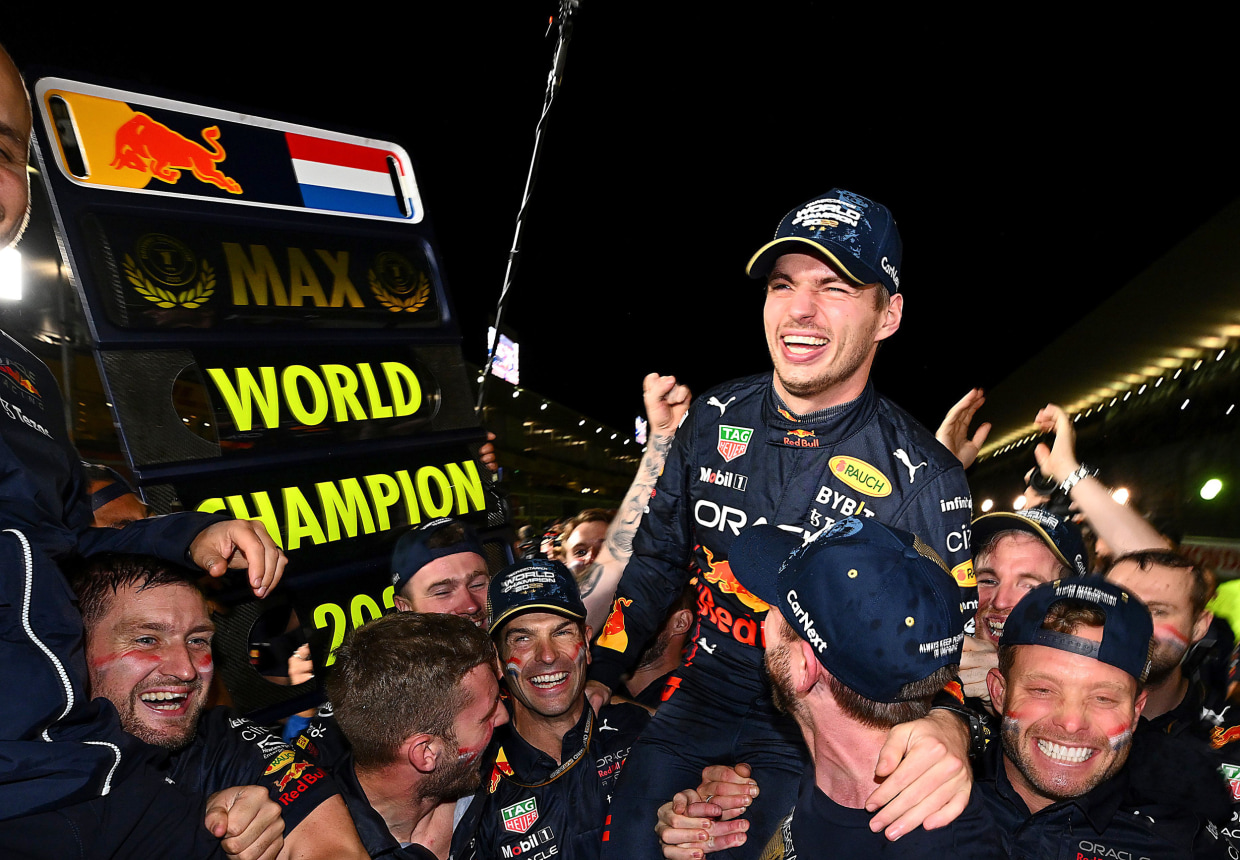 Max Verstappen festejando su segundo campeonato del mundo con el equipo Red Bull en Japón 2022