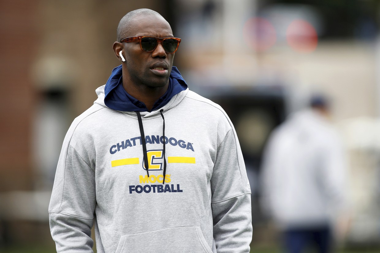 Cowboys WATCH: Dallas Ex WR Terrell Owens Punches Out Man at CVS, DFW Pro  Sports