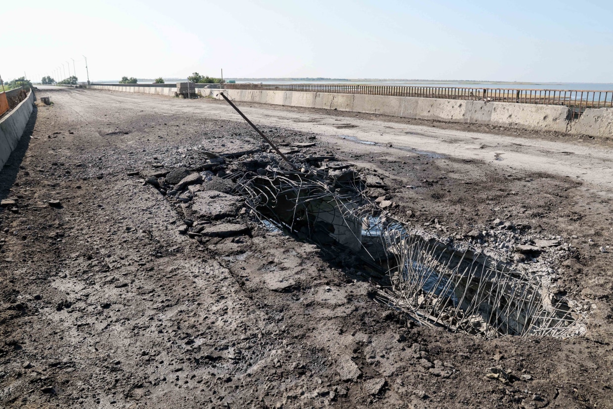 Ukraine strikes key bridge to Crimea used by Russian military (nbcnews.com)