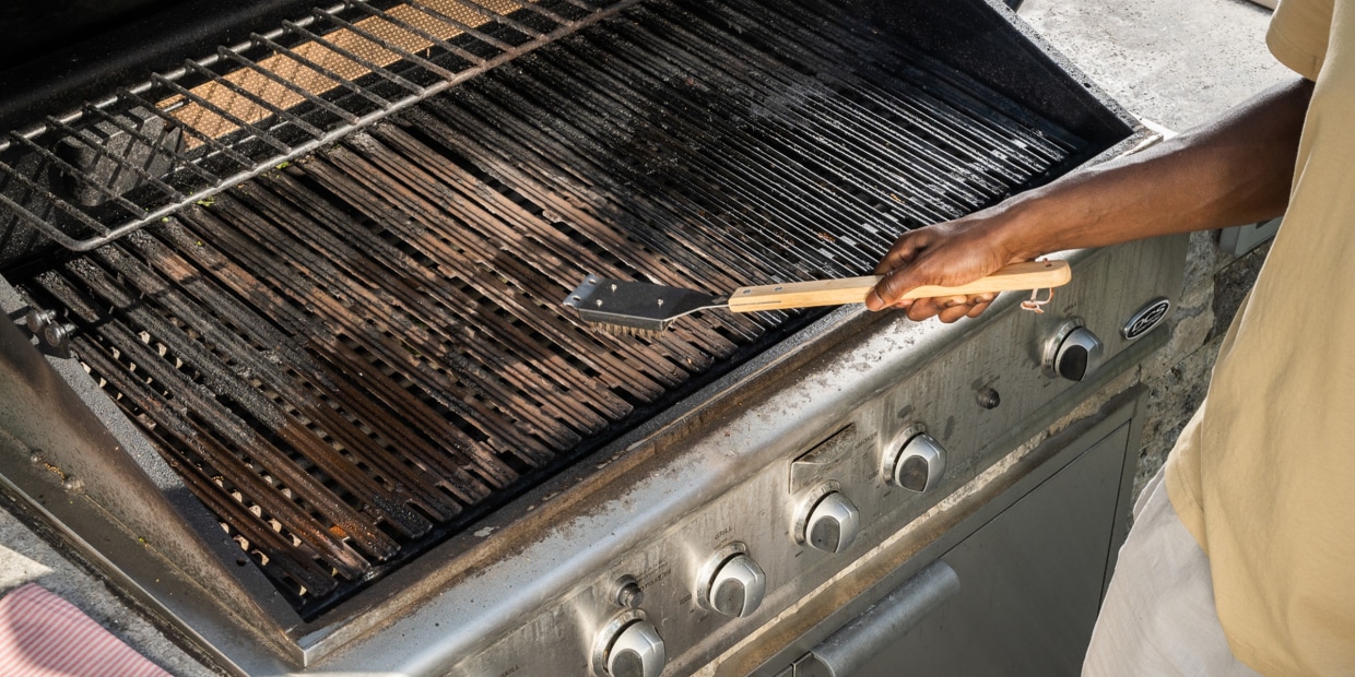 Cleaning a outlet gas bbq