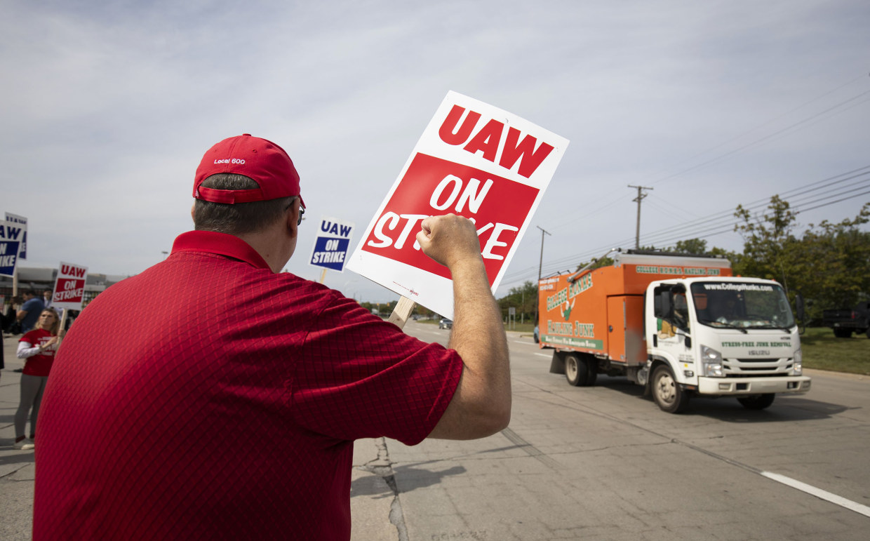 Image: United Auto Workers Hold Limited Strikes As Contract Negotiations Expire
