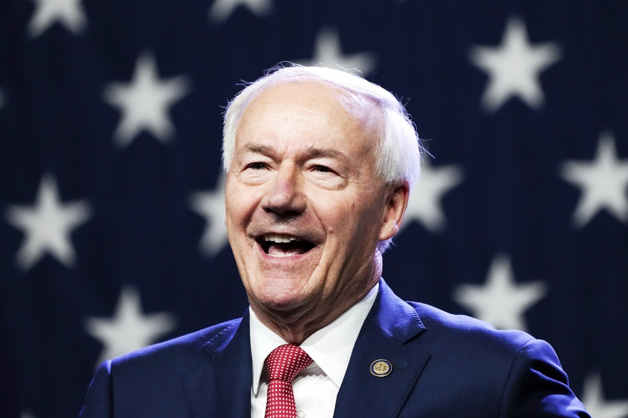 Hutchinson stays in despite missing debate stage