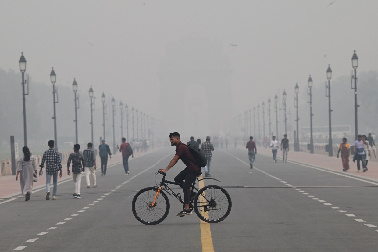 India's New Delhi is blanketed by toxic haze, closing schools