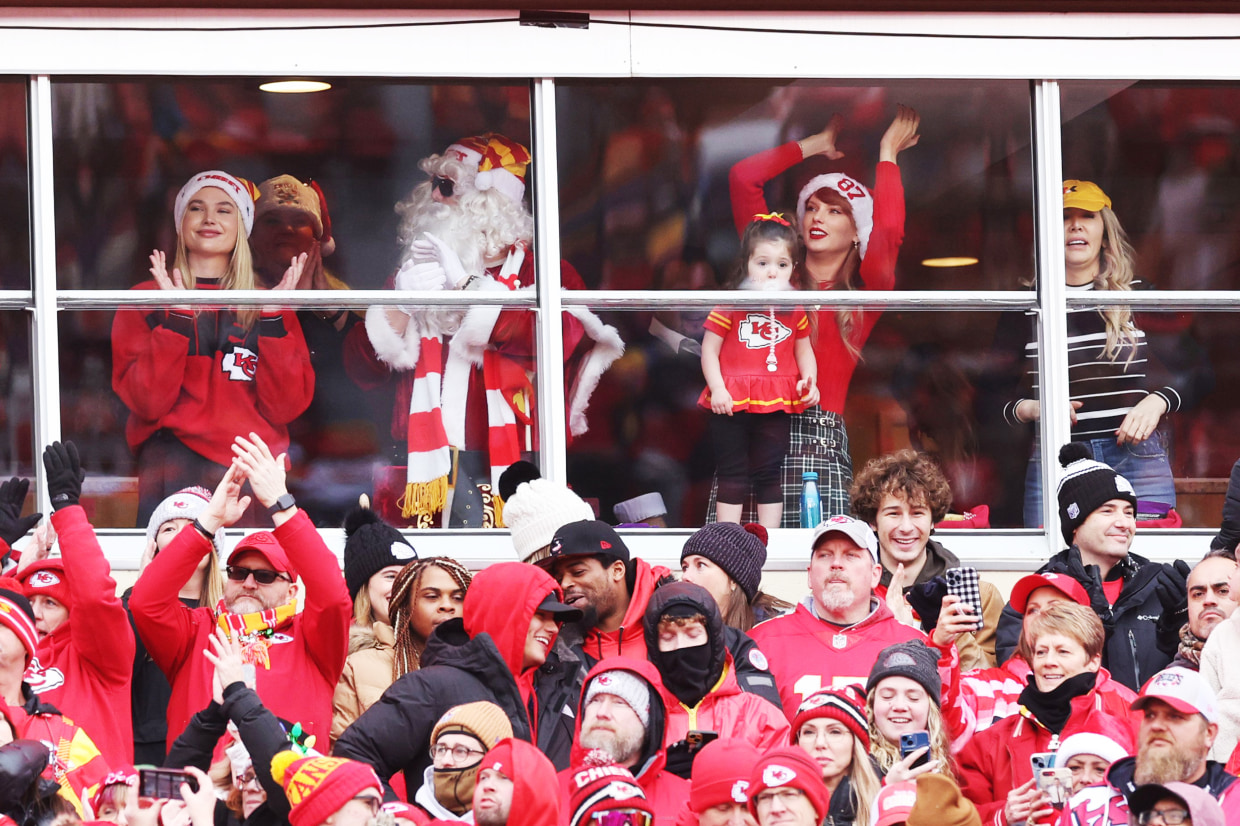 Taylor Swift supports Travis Kelce at Christmas Day Chiefs game ...