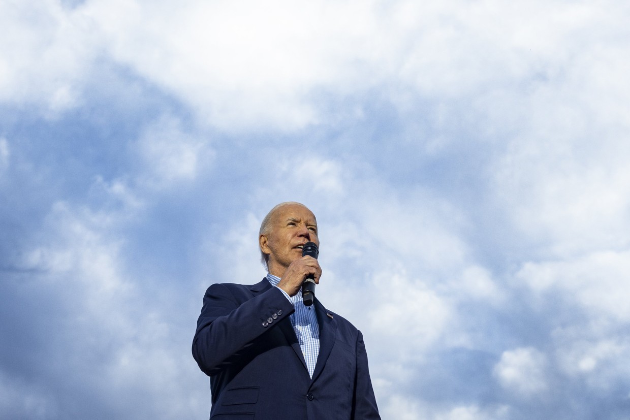 La conferencia de prensa de Joe Biden, en la que insistió en que aún estaba en condiciones de postularse para presidente de EE.UU., no ha logrado silenciar a los críticos de su propio partido.