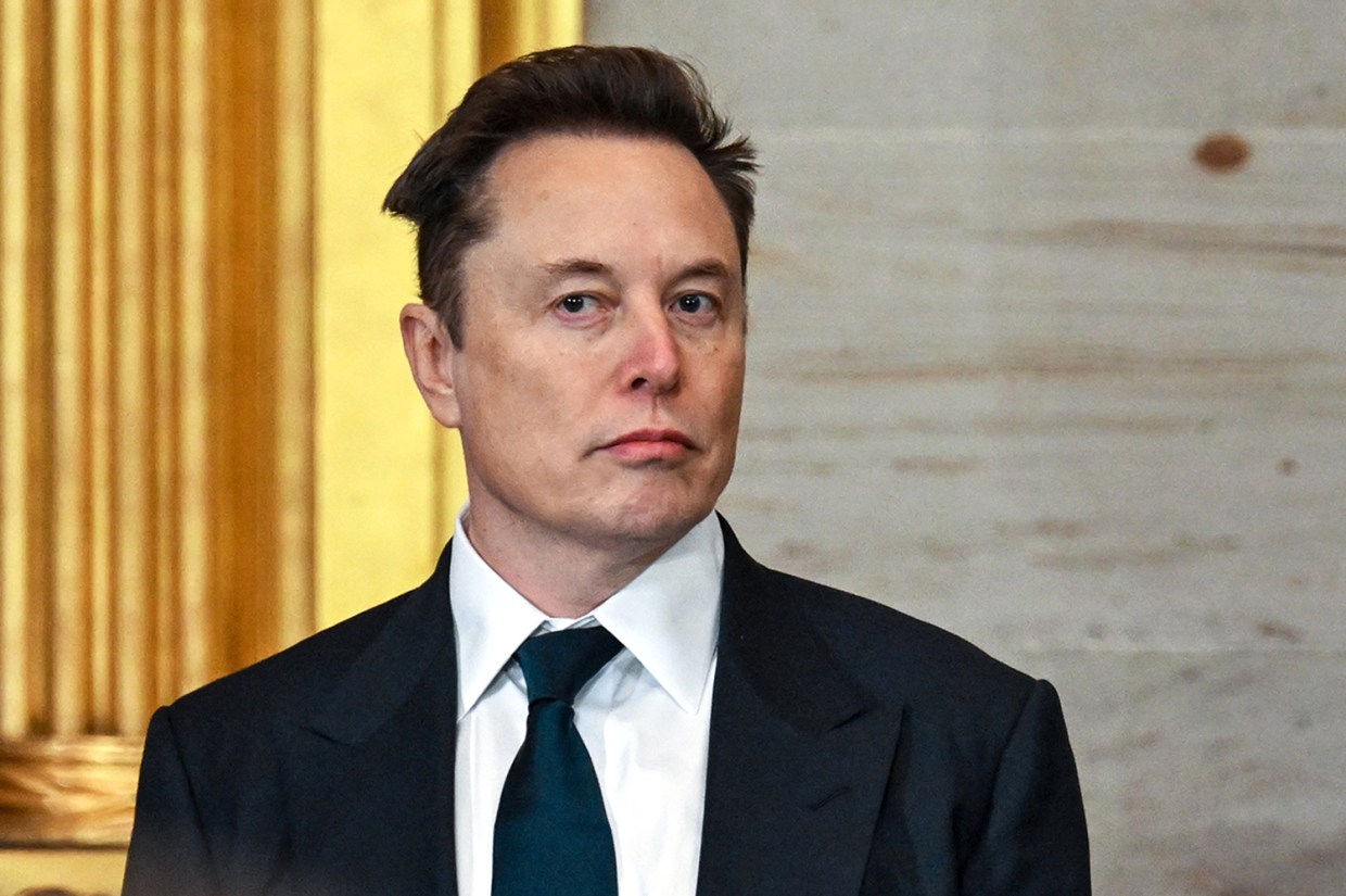Elon Musk leaves the White House