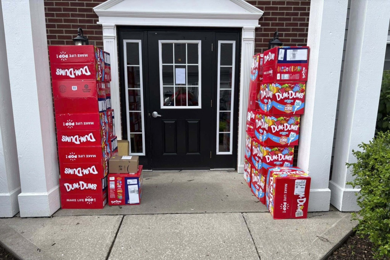 Kentucky boy uses mom's phone to order 70,000 Dum-Dum lollipops to share with his friends