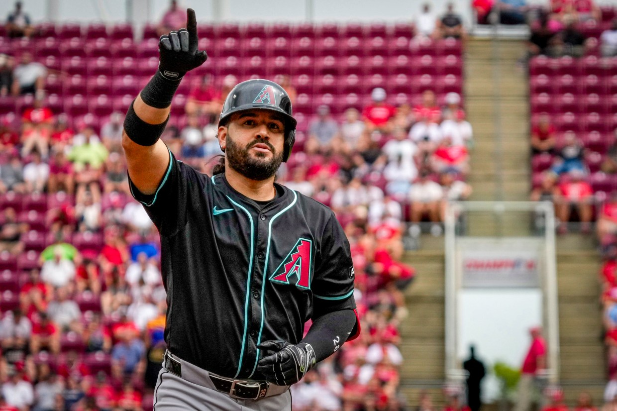 Slugging third baseman Eugenio Suárez returns to Mariners in deal with Diamondbacks