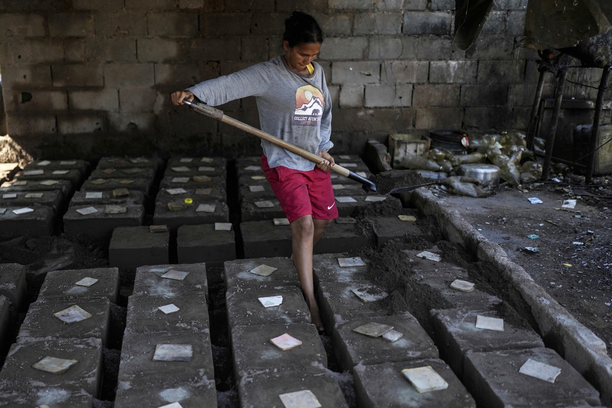 Migrants returning to Venezuela face debt and harsh living conditions