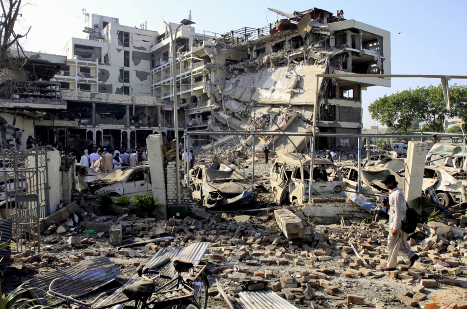 Suicide-bomb blast rocks Pakistan luxury hotel