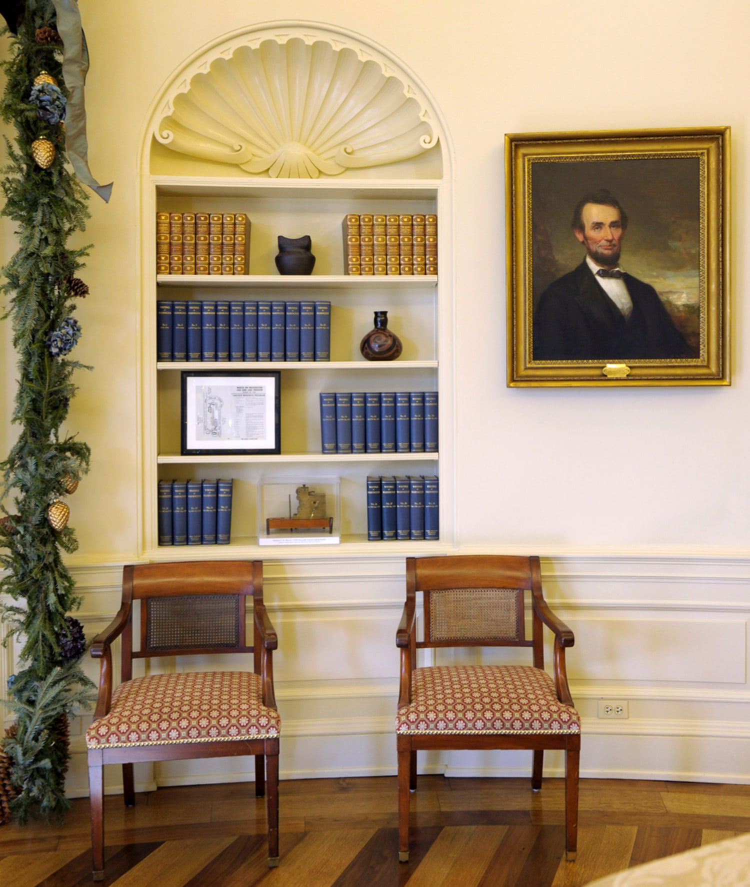 Obama adds his style to Oval Office decor
