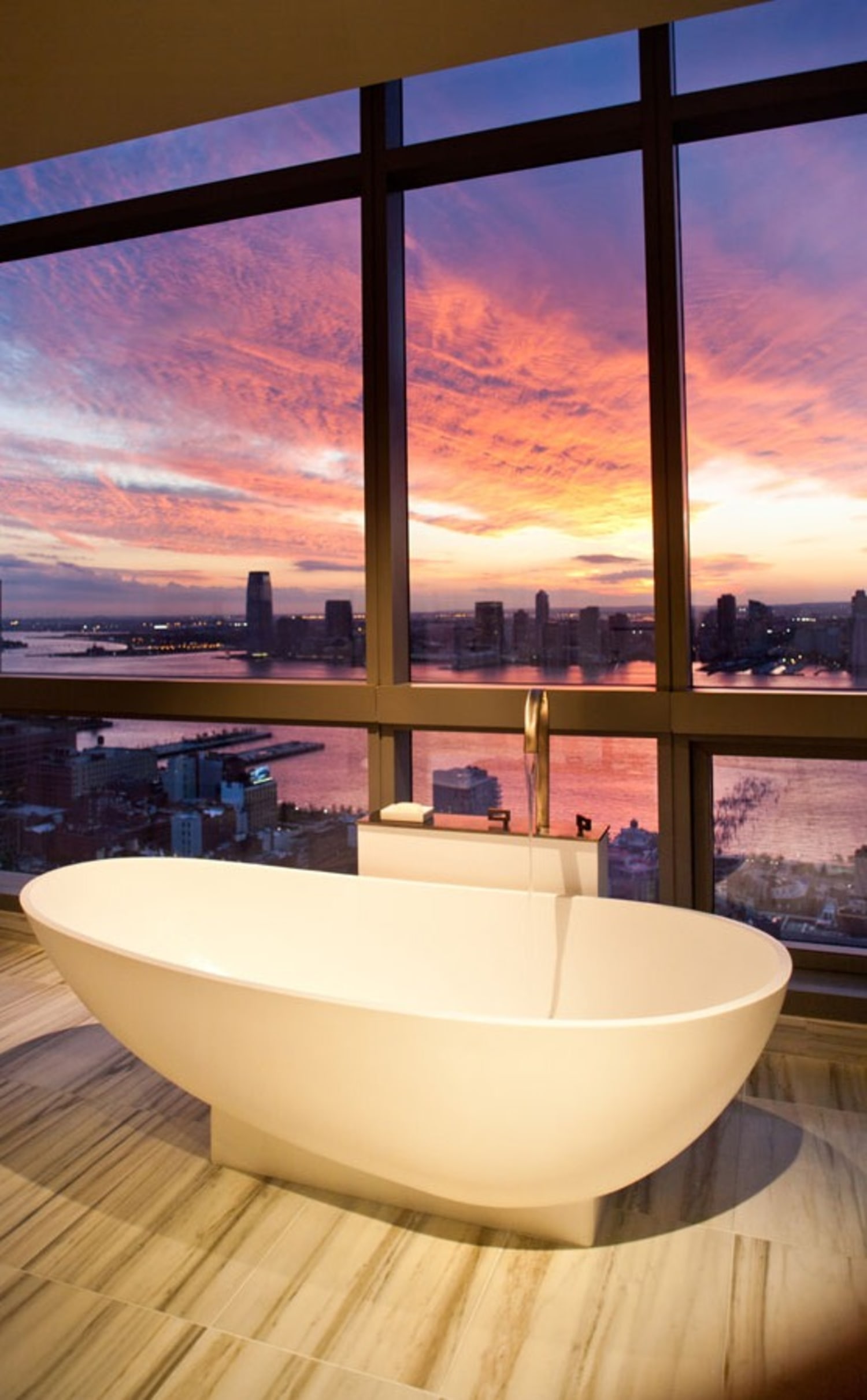 Best hotel bathroom views, image size:1500x2421