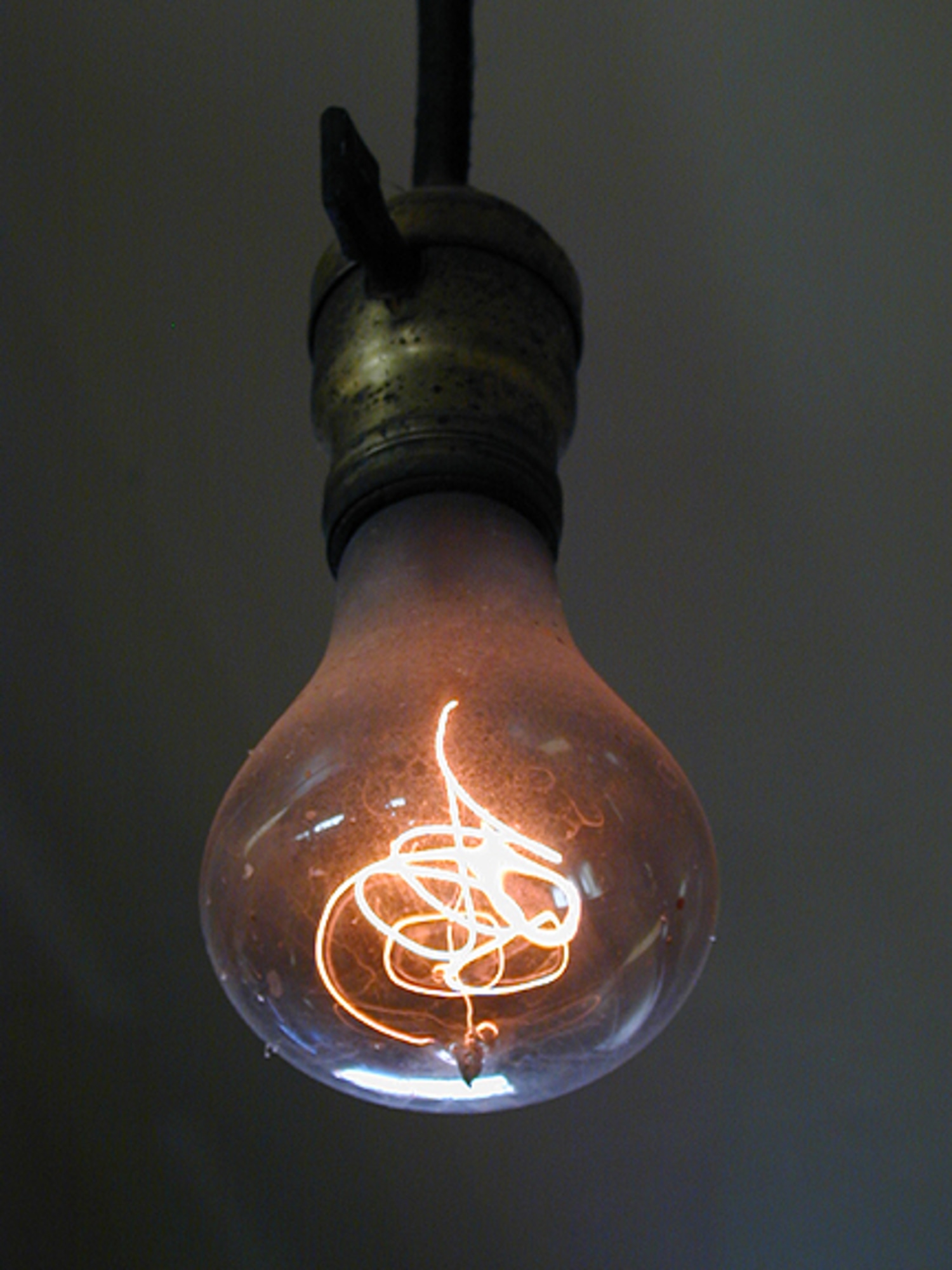 Лампочка всегда горит. Столетняя лампа в Ливермор. Лампа накаливания \\Ливермор. Ливермор лампочка которая горит 110 лет. Лампочка в пожарной части города Ливермор.