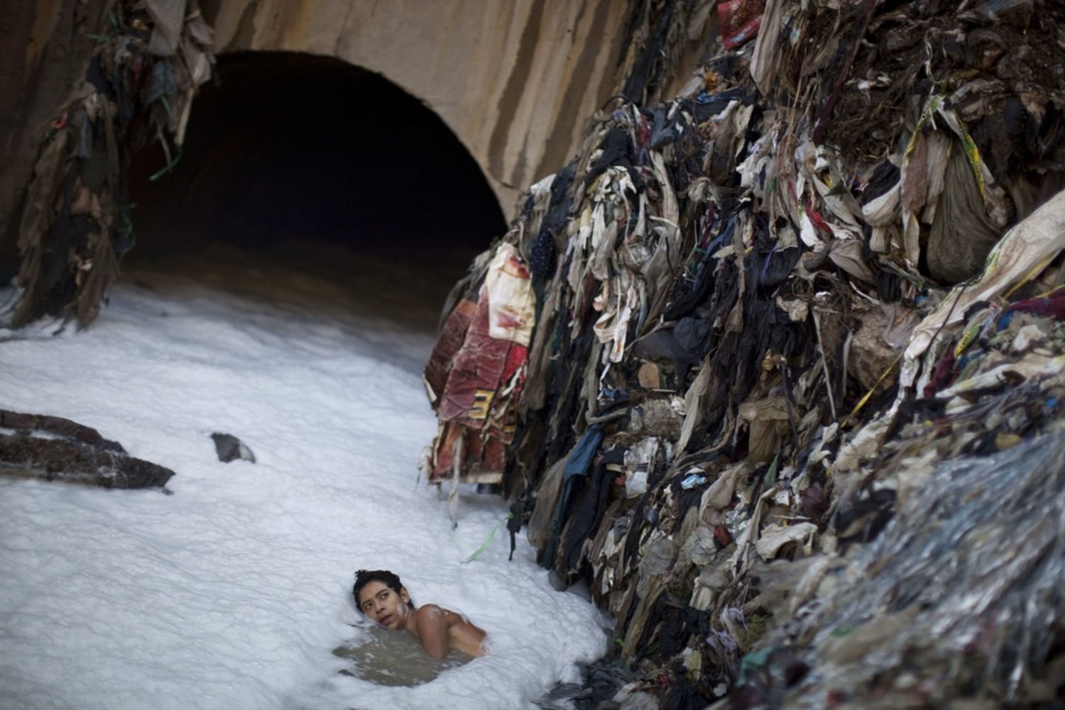 Miners' risk lives for gold in trash dump ravine