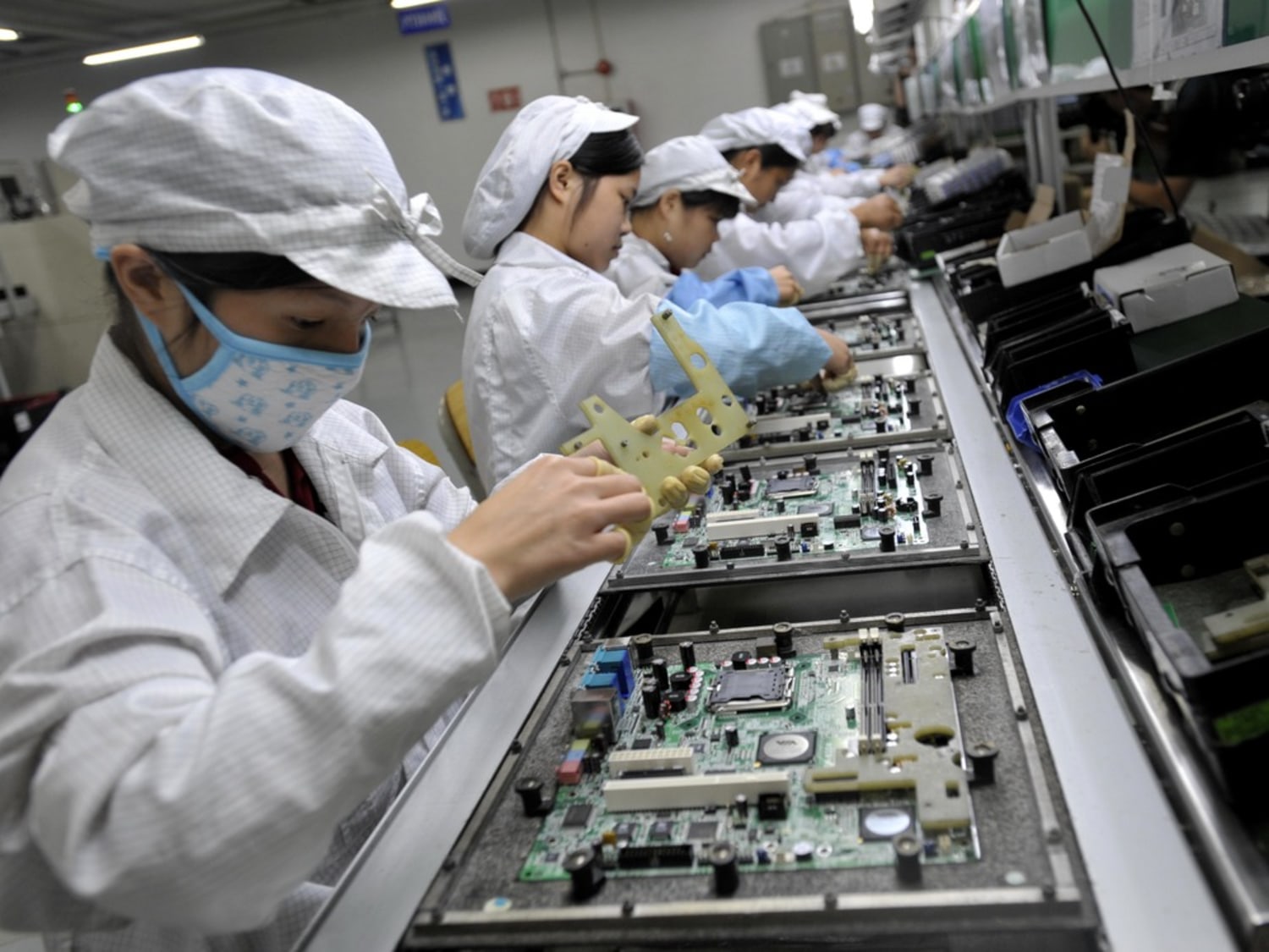 Apple iPad maker gives China workers a raise