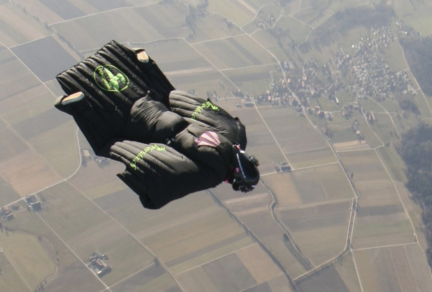 Swiss 'birdman' glides across the Alps in free fall