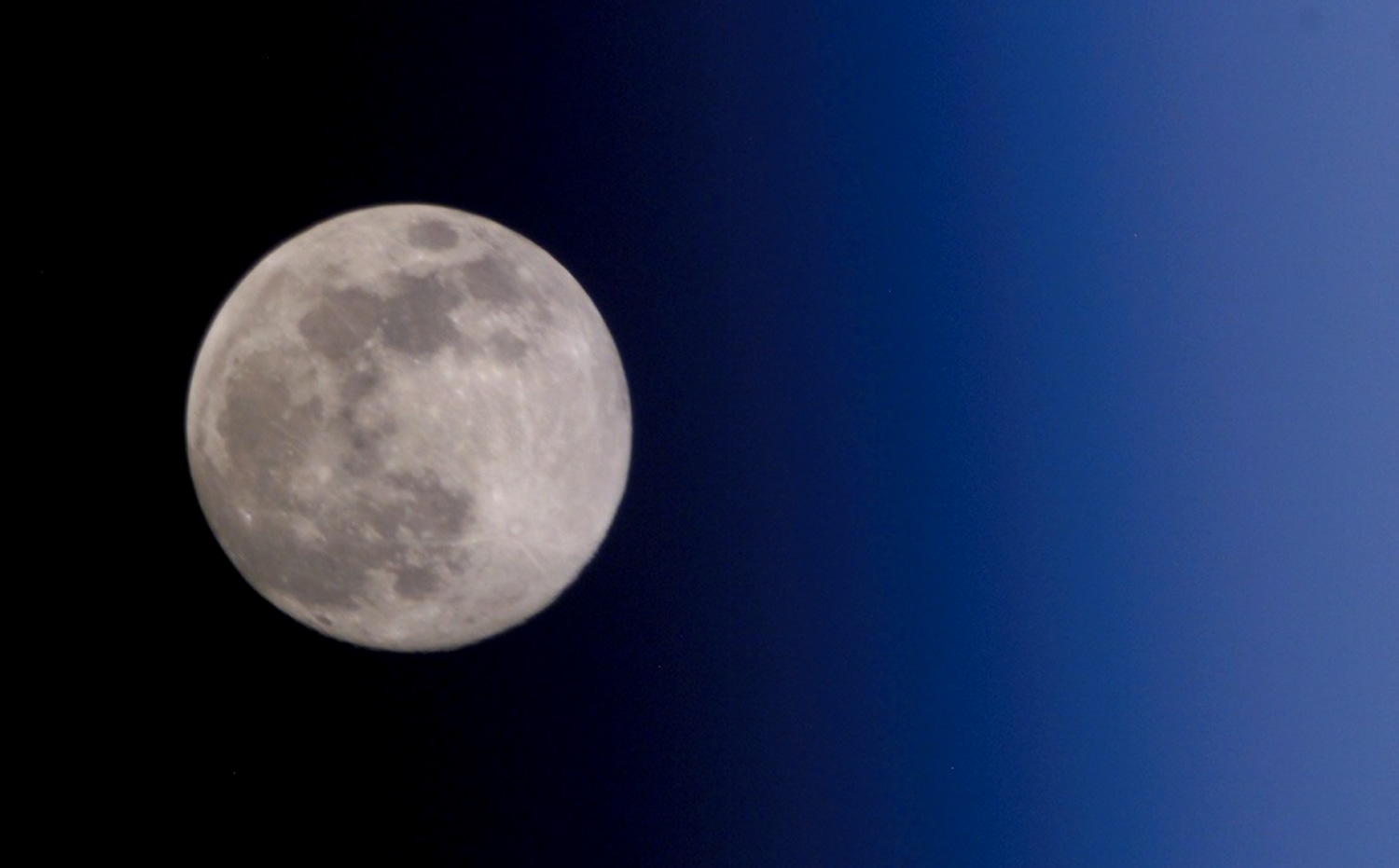 ss-090709-moon-01.jpg