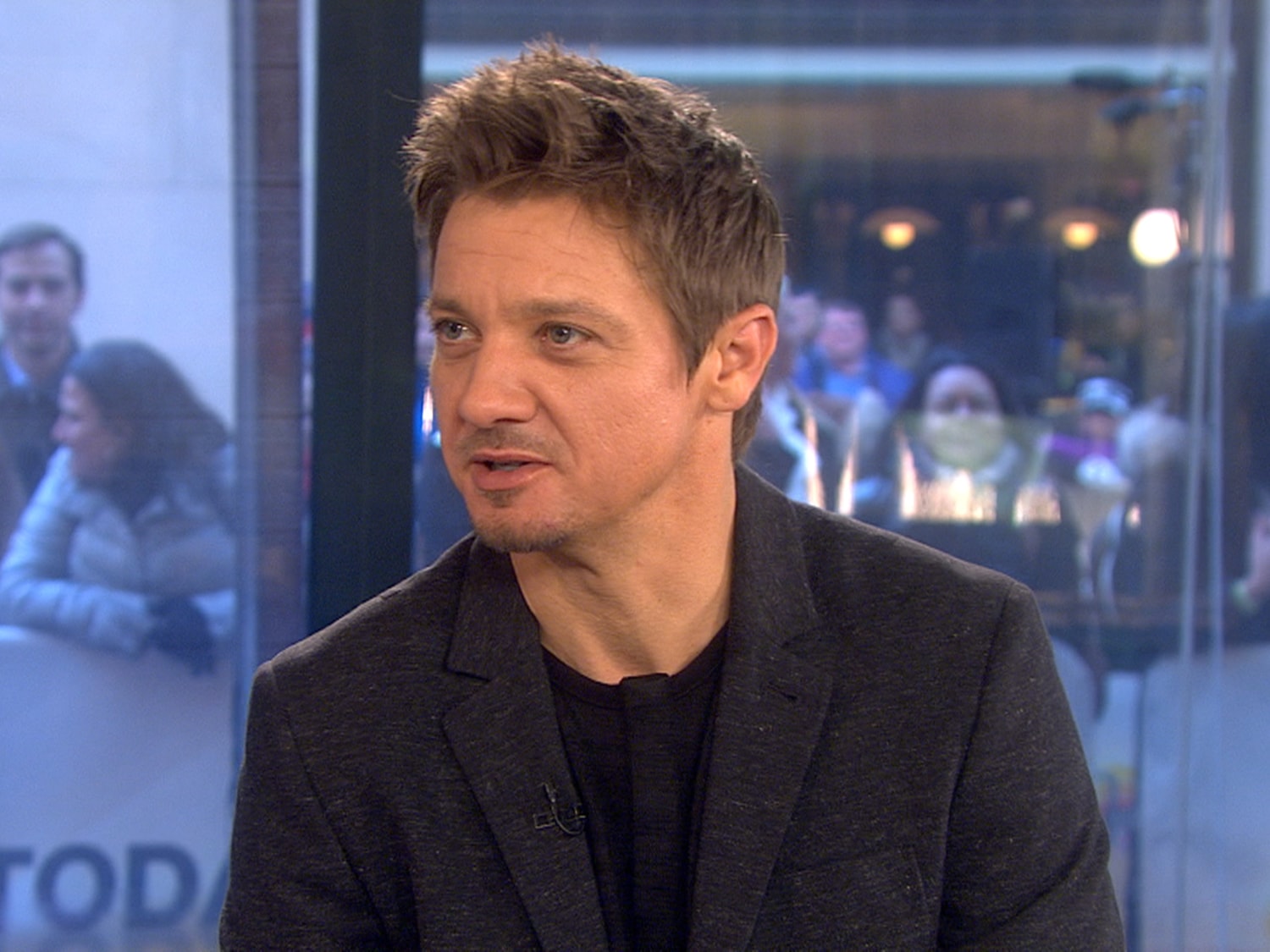 Jeremy Renner trades in big screen for SNL, image size:1500x1125