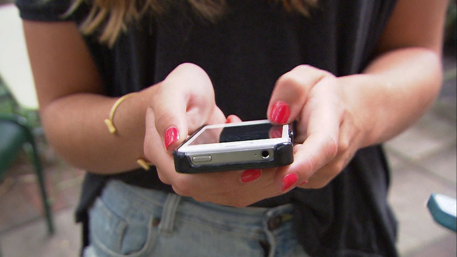 Smartphone: 40 % des ados estiment que leurs parents sont accros