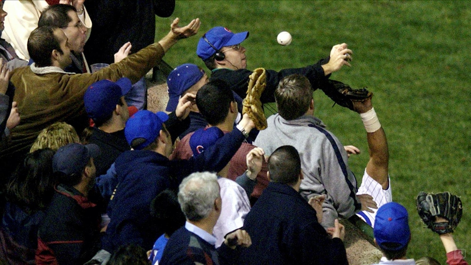 Fan dresses up as Steve Bartman at a Cubs game