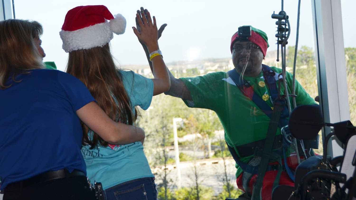 Window Washing Santa Elves Surprise Sick Kids At Hospital - window washing roblox