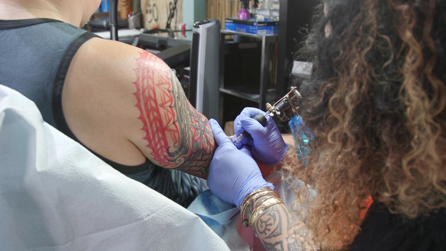 Turning trauma into art Brazilian tattoo artist gives women reason to  smile  Reuters