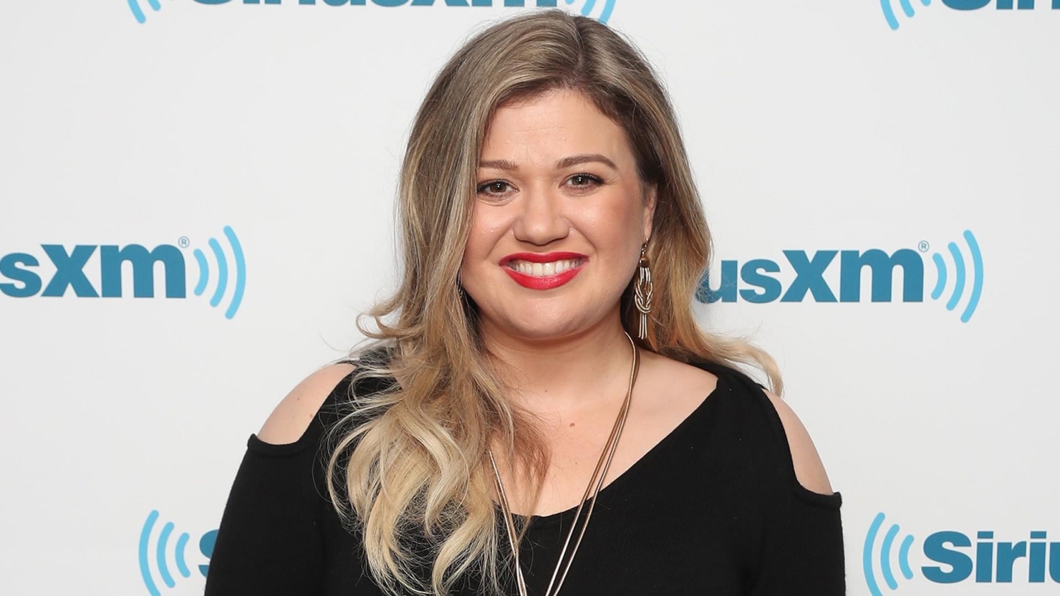 Kelly Clarkson speaks out about the pressure to be really skinny pic