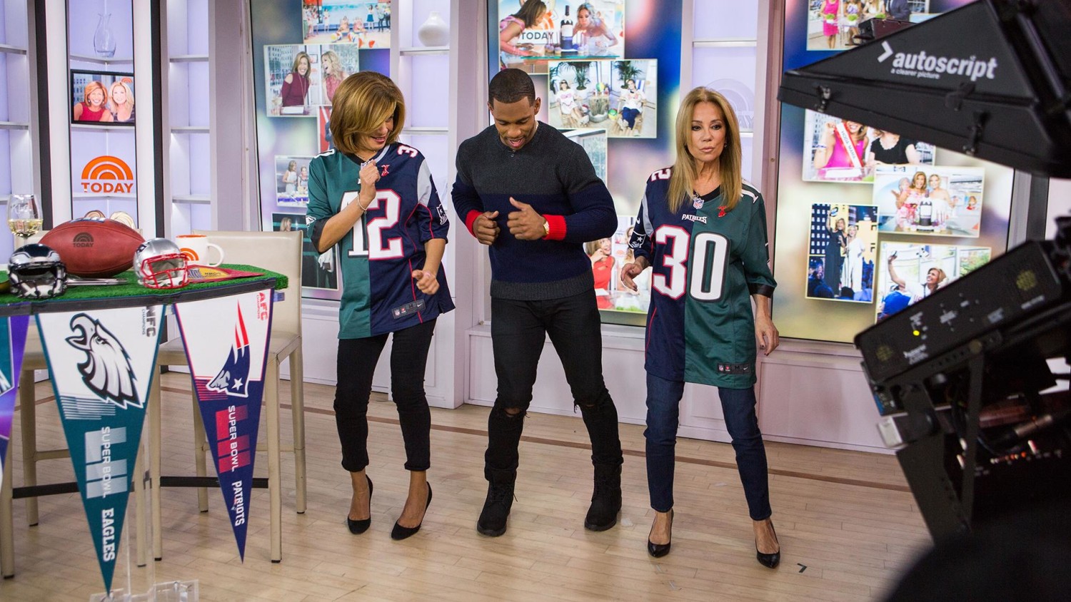 Victor Cruz teaches Kathie Lee and Hoda his end zone dance