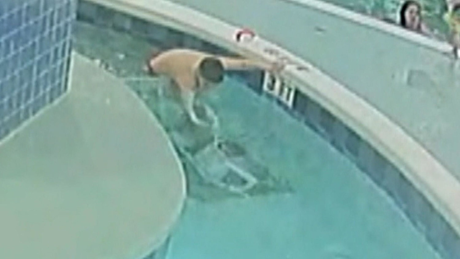 Rescuers struggle to save boy trapped underwater for 8 minutes photo