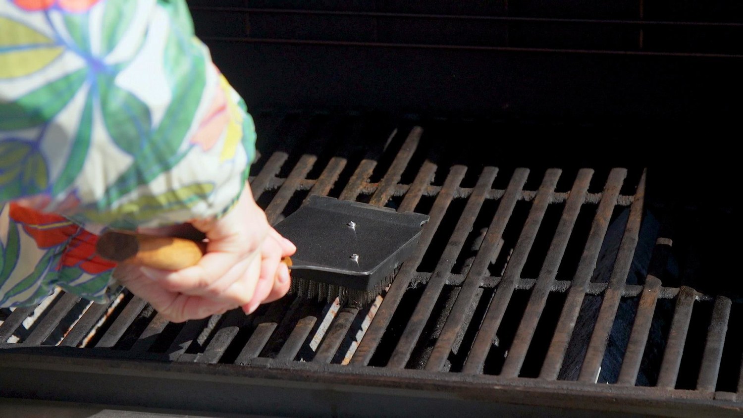 How to Clean BBQ Grill Grates With Vinegar (Pics + Video) - Kitchen Guru