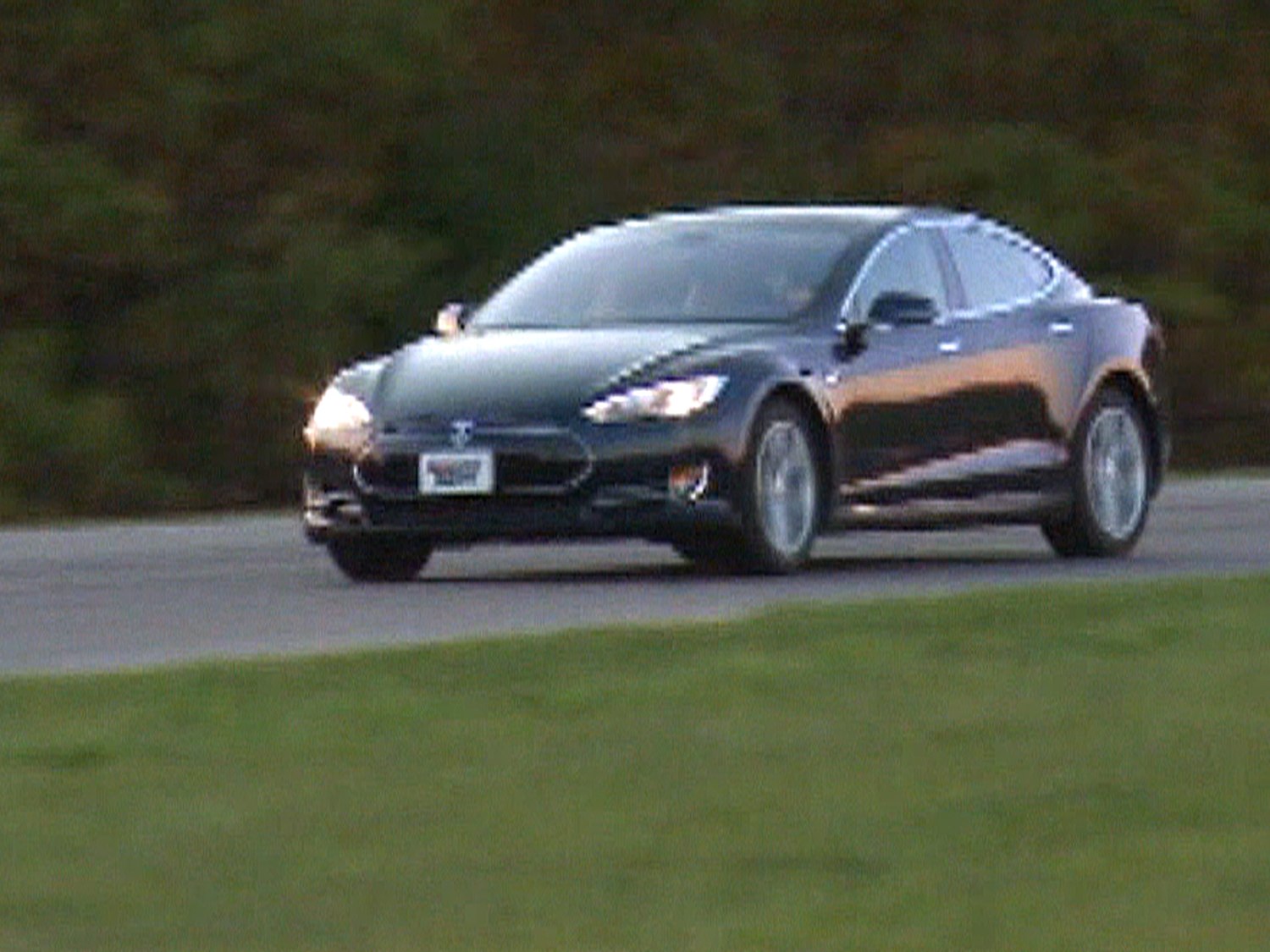 Electric car earns top Consumer Reports score