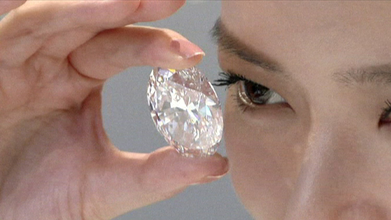 Price Record Threatened as Rare Pink, Blue Diamonds Go Up for Auction