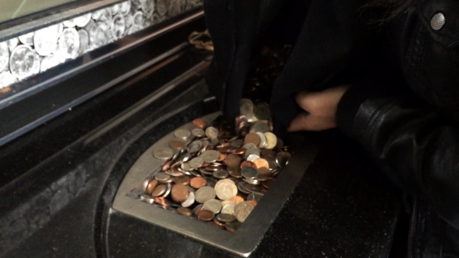 How a coin counter counts 10,000 coins per minute with only one moving part  : r/EngineeringPorn