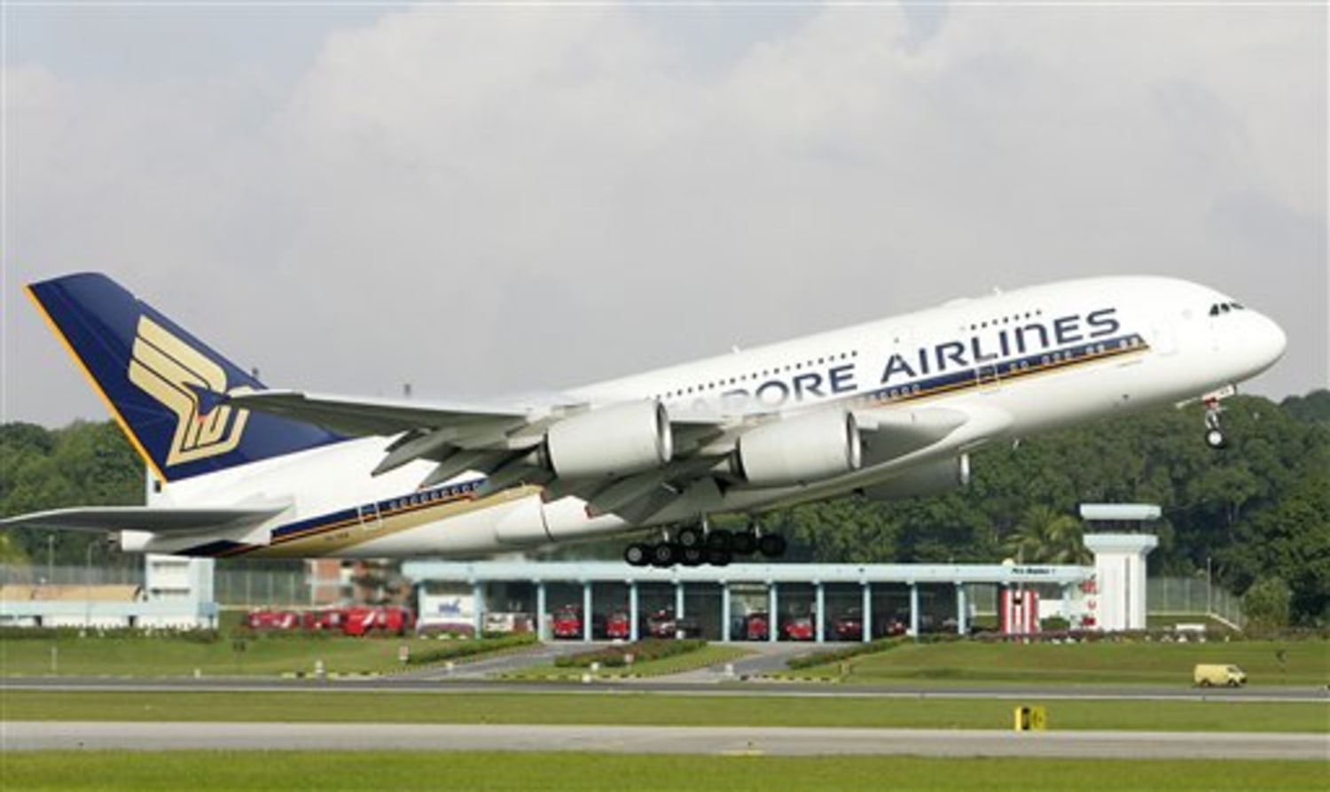 Singapore Air flies Airbus A380 to London