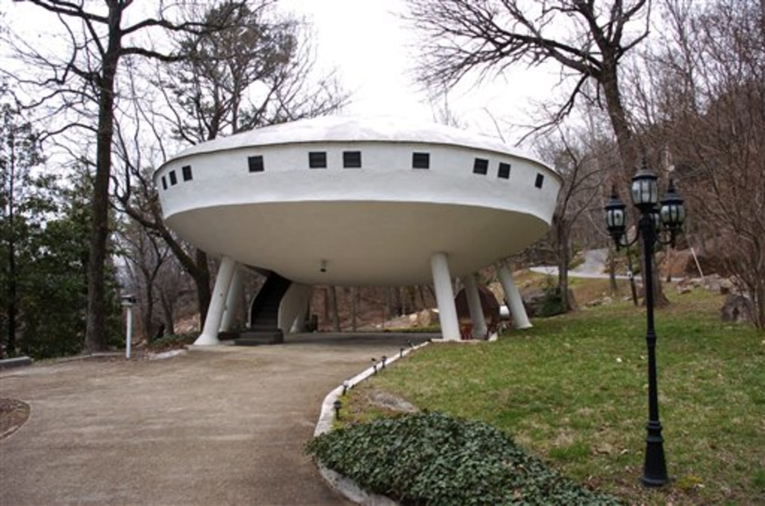 Price for flying-saucer house fails to take flight