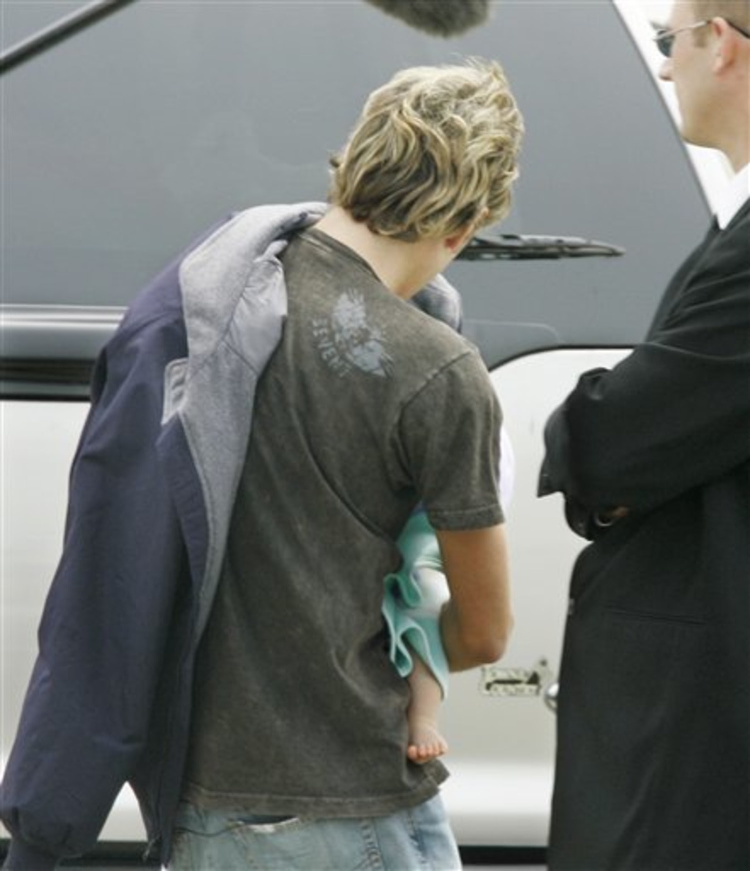 Birkhead finally leaves Bahamas with daughter, image size:1500x1741