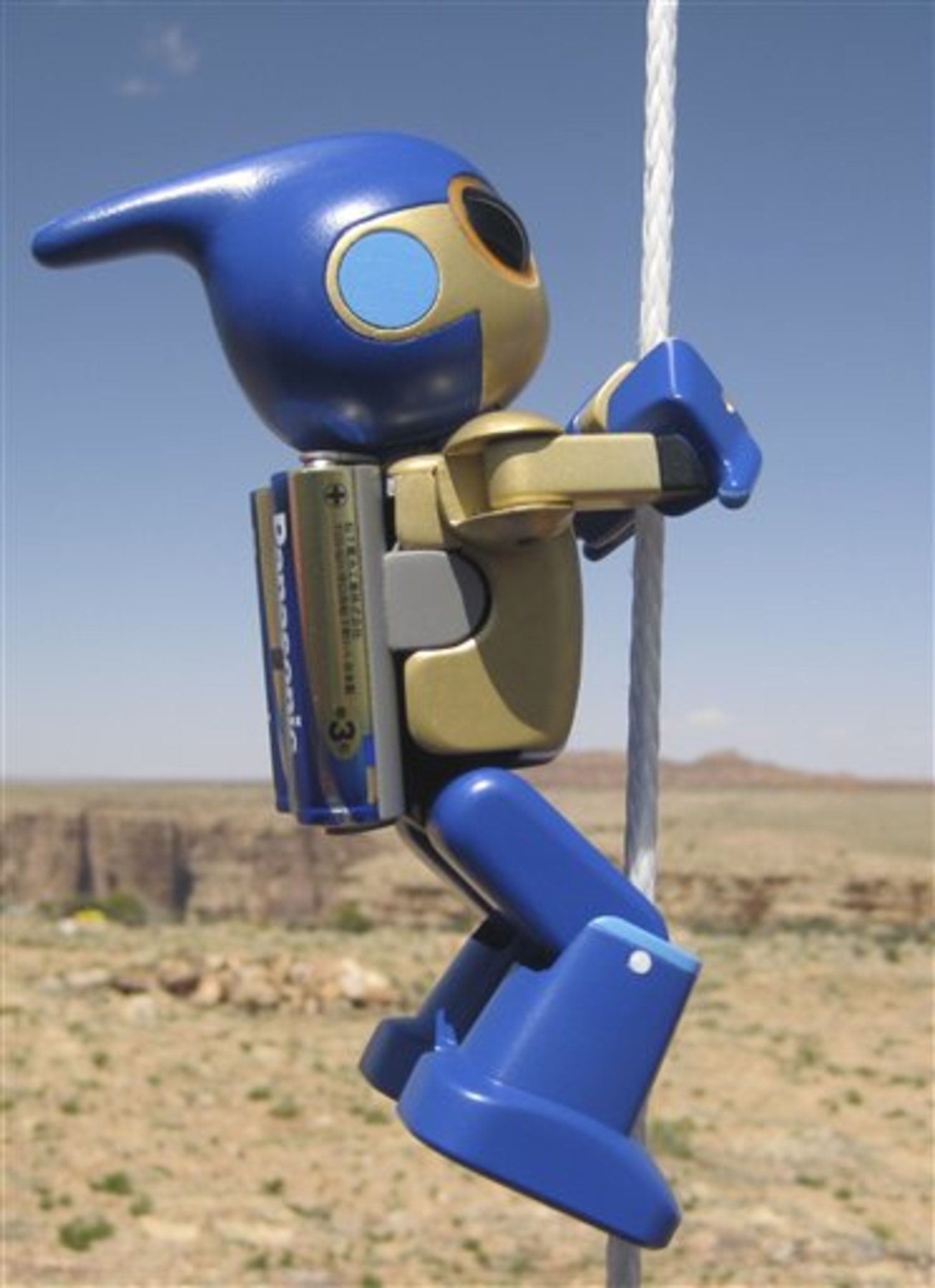 Robot climbs on batteries