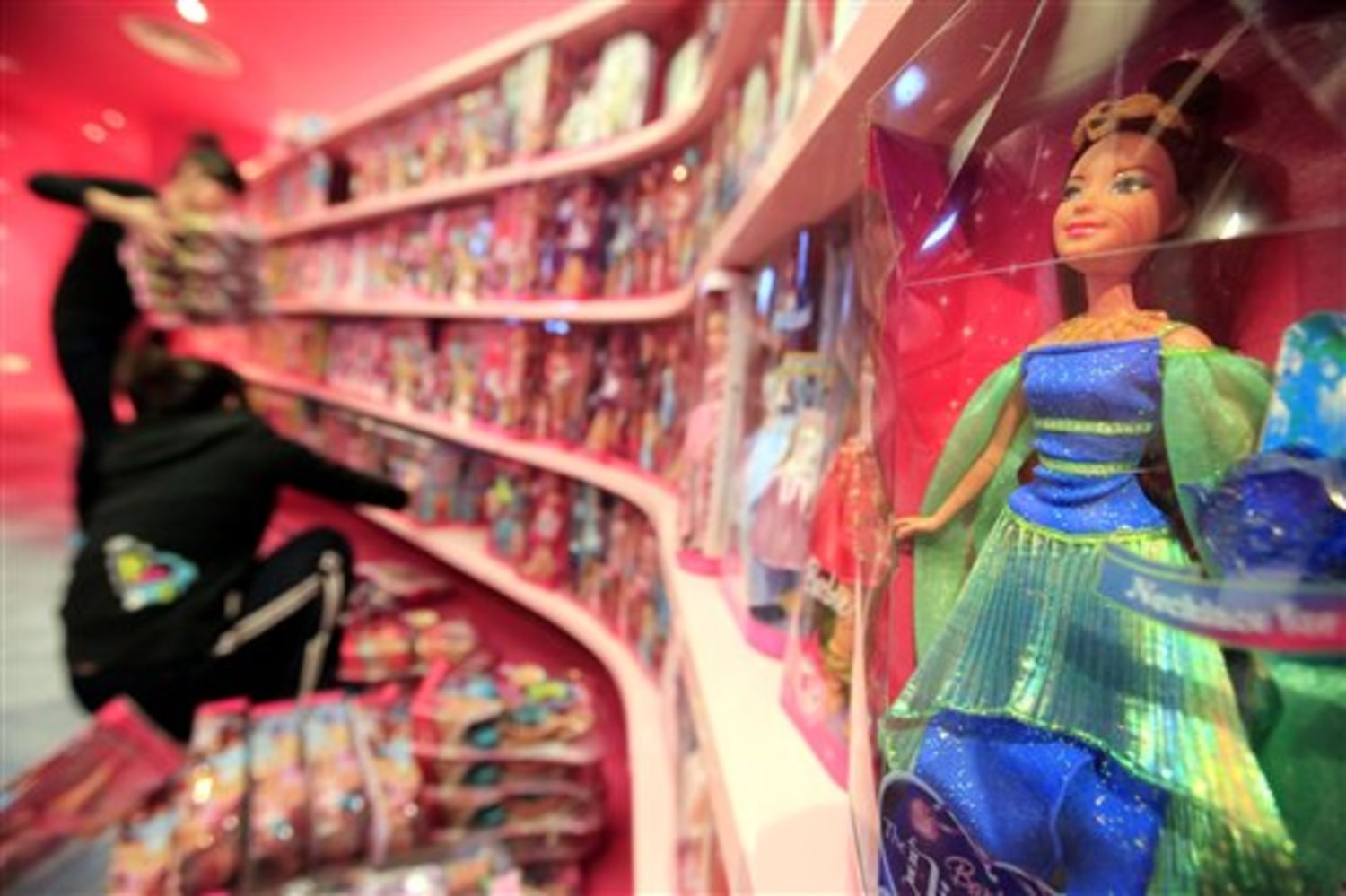 dinosaurus keten samenwerken Mattel opens flagship Barbie store in Shanghai
