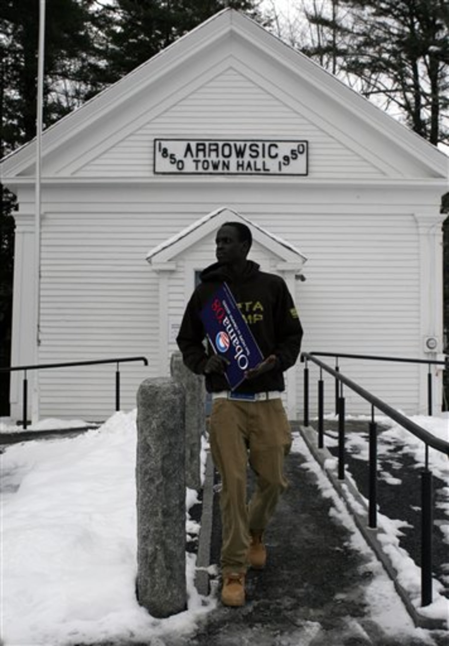 Obama easily wins Maine caucuses